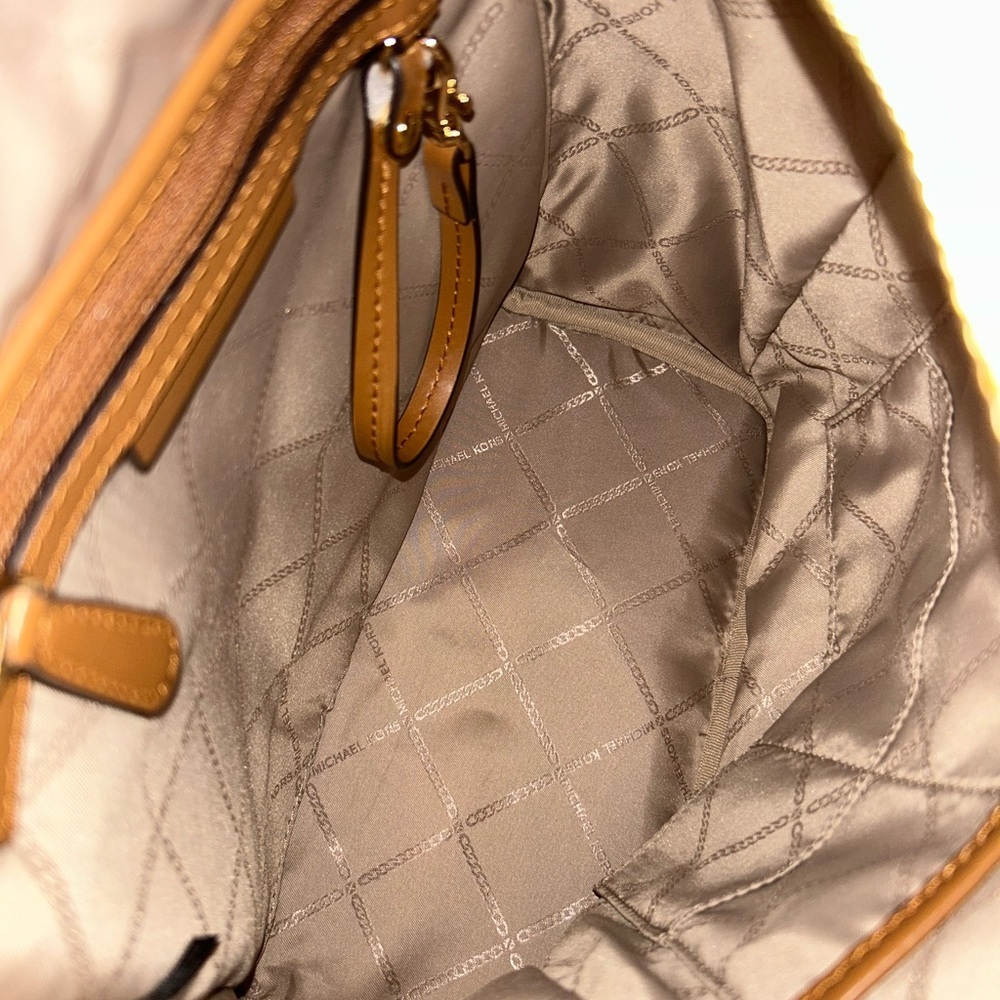 NWOT Michael Kors Rhea logo signature backpack - Picture 9 of 12